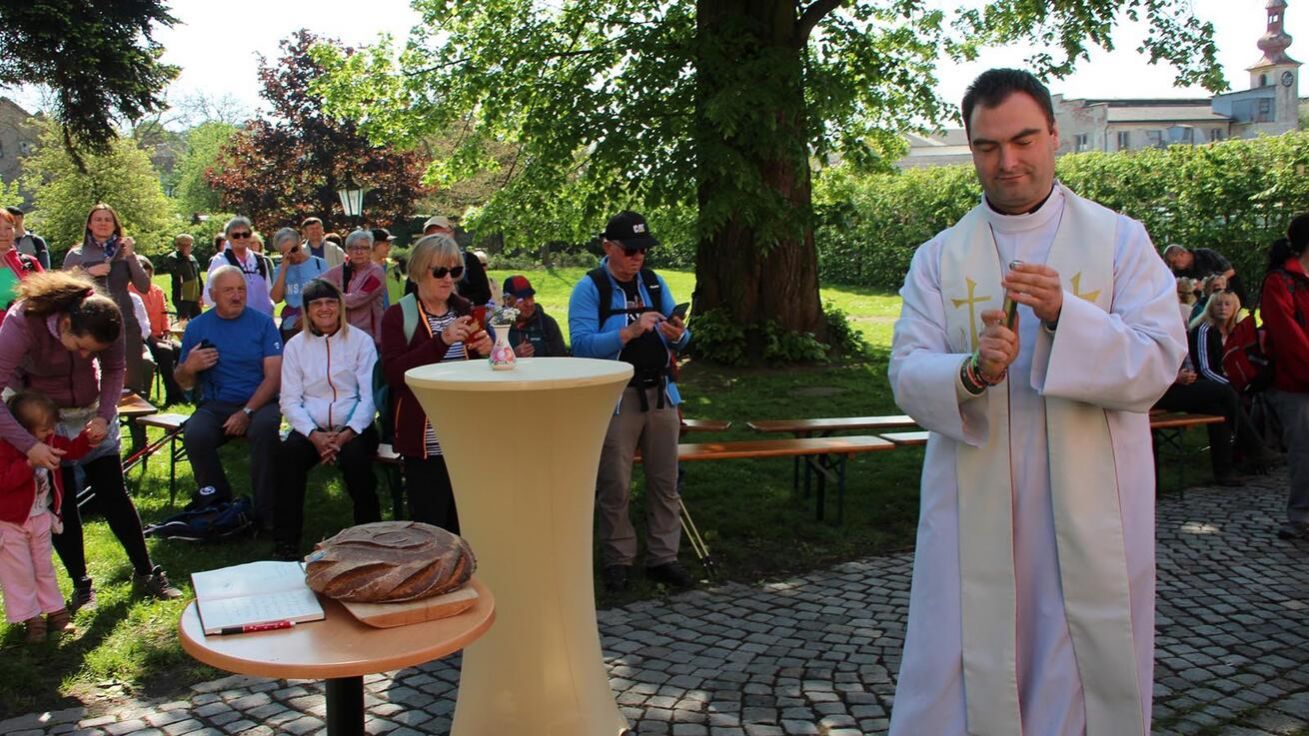 image:Image Přes 100 poutníků oslavilo 20 let Všerubské trasy Svatojakubské cesty. Na cestu jim požehnal P. Karel Adamec.