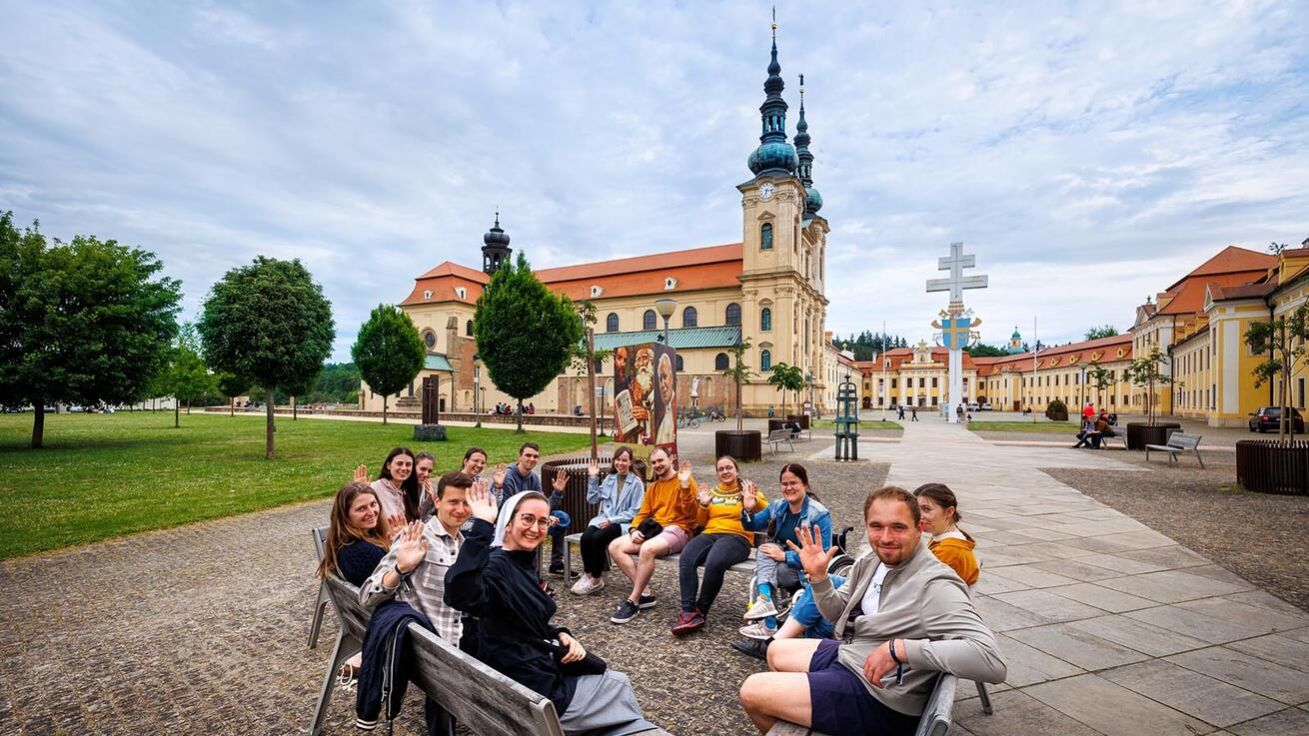 image:Image Část programu prožili studenti v malých diskusních skupinkách, jedna z nich je na snímku.
