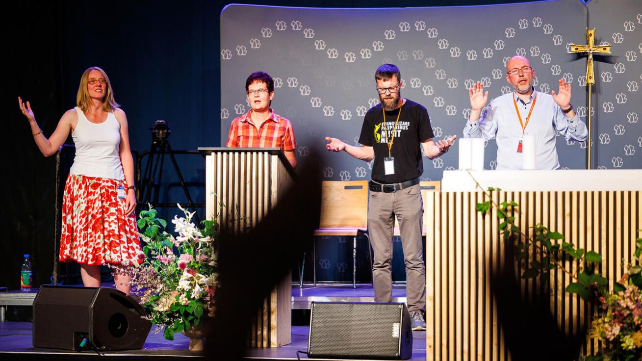image:Image Vrcholem konference Charis je sobotní večer, při kterém z pódia zaznívají přímluvy za všechny účastníky.