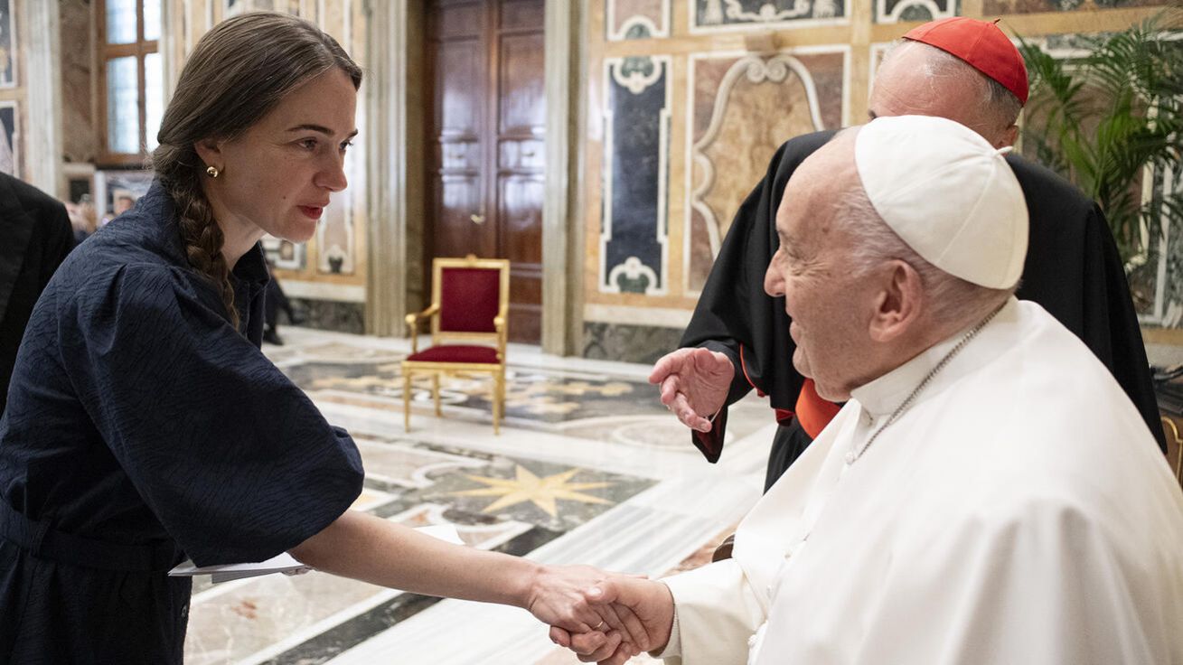 image:Image Ukrajinská právnička Oleksandra Matvijčuková se před několika dny i s dalšími nobelisty sešla se Svatým otcem.