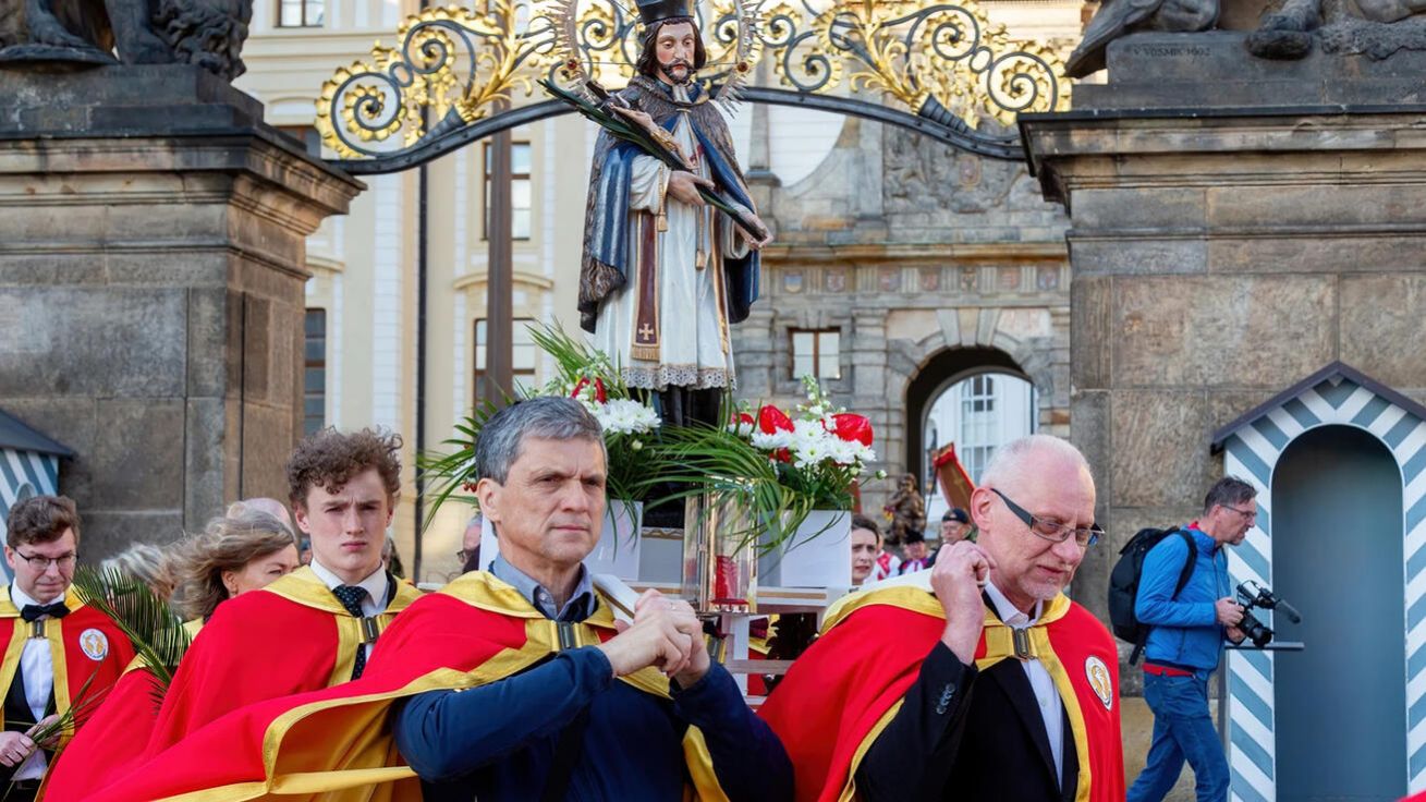 image:Image Průvod se sochou sv. Jana Nepomuckého během slavností Navalis.