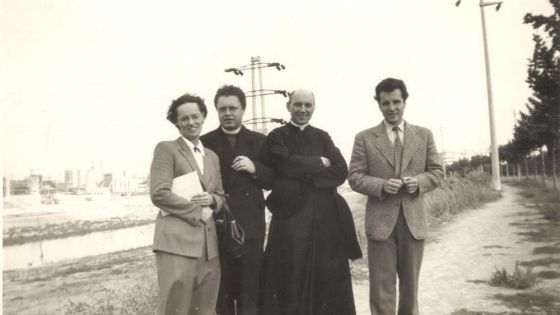 image:Image Krátce po příchodu do exilu, zleva: Skalického teta, Pavel Třebín, Tomáš Špidlík a Karel Skalický.