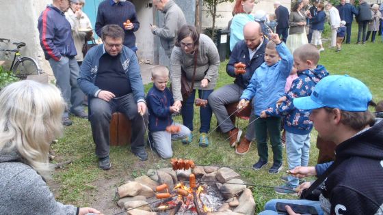 image:Image Poutníci na farní zahradě u kostela sv. Jana Nepomuckého v Českých Budějovicích. 