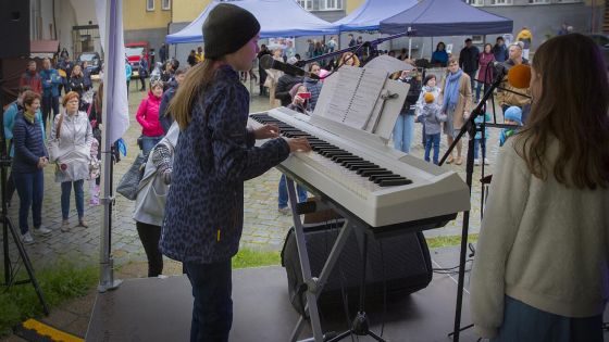 image:Image Mezi účinkujícími i posluchači byly všechny věkové kategorie.