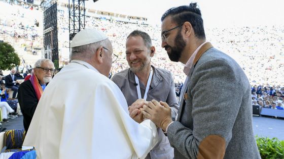 image:Image Papež František ocenil odvahu ke smíru dvou mužů, Izraelce Maoze Inona a Palestince Azíze Sary, kteří v aktuálním konfliktu ztratili své blízké. Vyzval shromážděné k modlitbě za mír i k činům na jeho podporu.