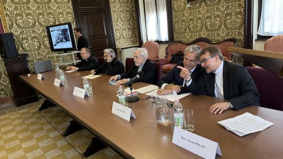 image:Image Mons. Karel Skalický během kolokvia uprostřed mezi prefektem Dikasteria pro svatořečení kardinálem Marcellem Semerarem a vatikánským historikem Johanem Ickxem, vedle něj vpravo biskup Tomáš Holub.