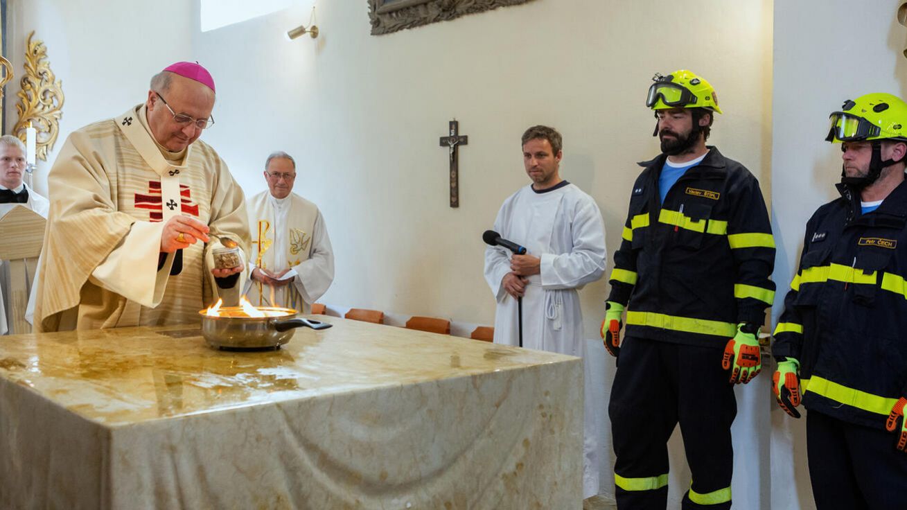 image:Image Nový oltář světil v neděli v Kytíně arcibiskup Jan Graubner i za účasti místních hasičů.
