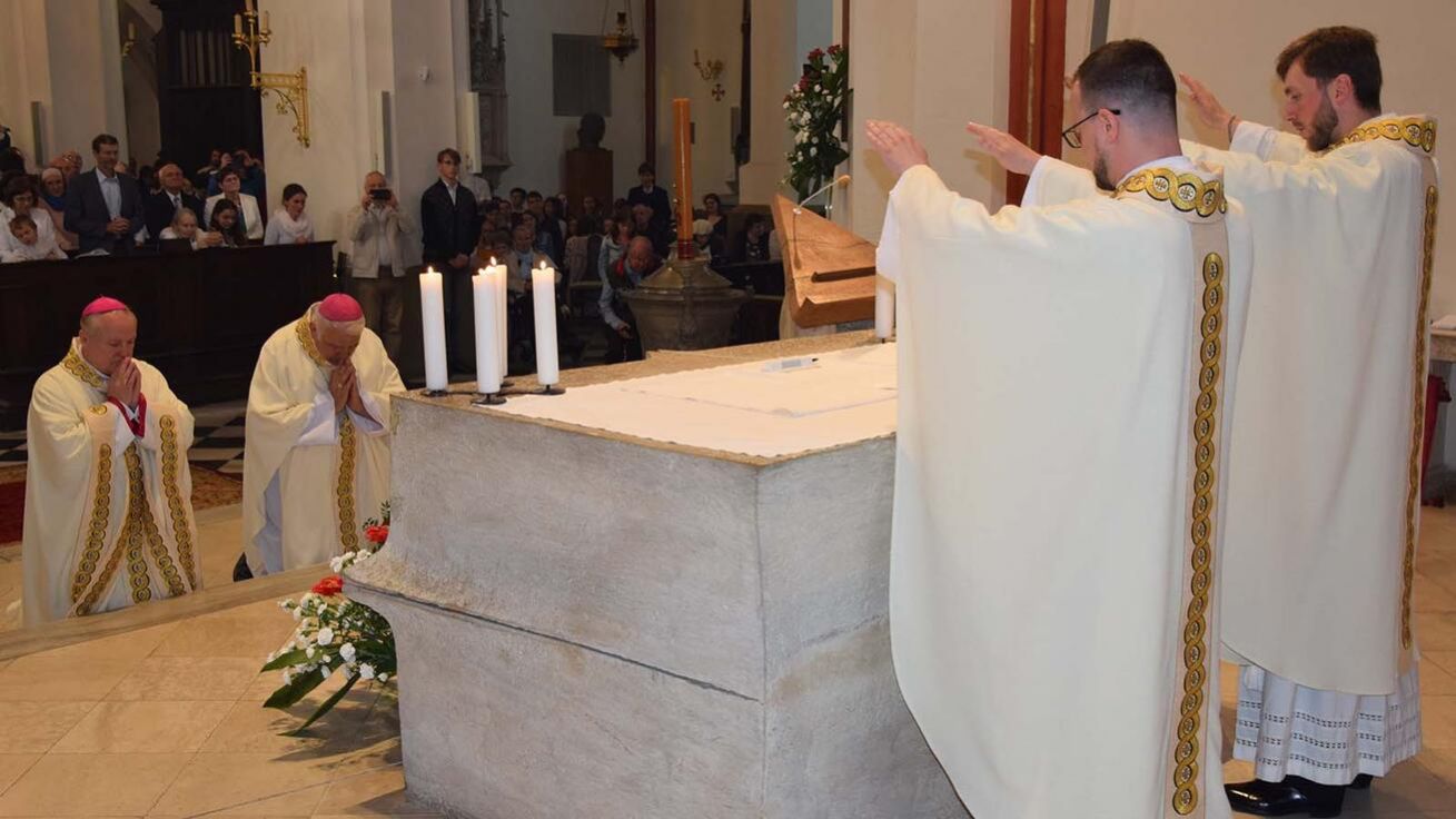 image:Image Na závěr obřadů kněžského svěcení přijali biskup Jan Vokál a biskup Josef Kajnek novokněžská požehnání.