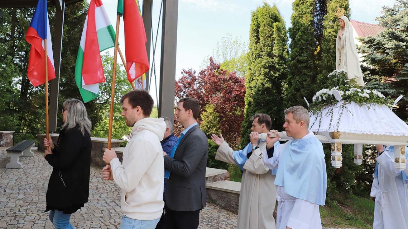 image:Image V průvodu ke Caphelinhe nesli zástupci Maďarska svou národní vlajku.