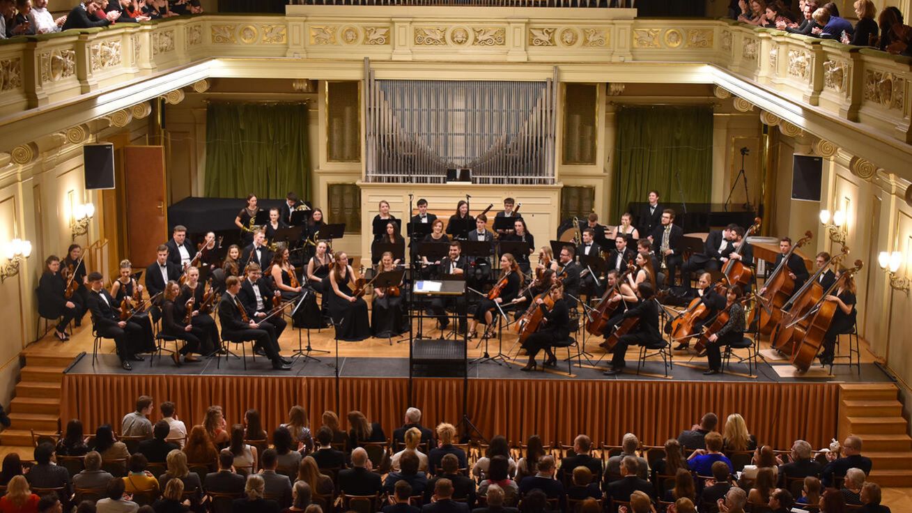image:Image Klavírista Matěj Šabík a violoncellistka Štěpánka Plocková absolvovali letos na brněnské konzevatoři. Hosty Oktávy budou se svými pedagogy Evou Horákovou a Miroslavem Zichou a ředitelem Konzervatoře Brno Pavlem Maňáskem. 