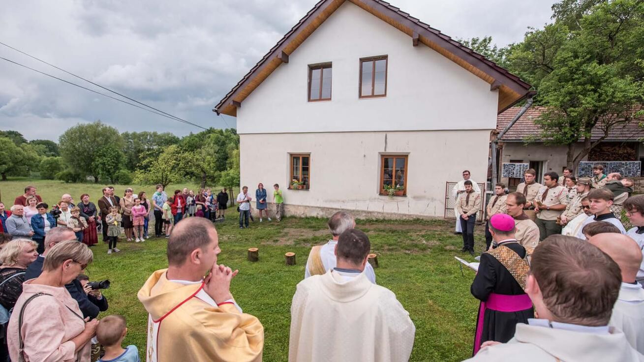 image:Image Kopřivničtí skauti po letech dobrovolnické práce dokončili přestavbu nevyužívané fary v Trnávce na Novojičínsku. Tu si za symbolickou částku pronajali od církve, protože jim scházel dům na víkendové akce a výpravy. Dokončené Skautské centrum požehnal v sobotu 25. května biskup Martin David. Dům je teď k dispozici i farnostem a dalším organizacím, které hledají místo pro tábory nebo jiné pobyty s dětmi a mladými lidmi.