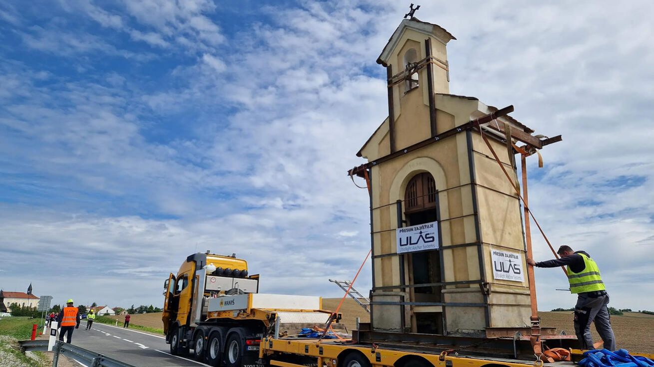 image:Image Přesouvání kaple v Horních Ředicích.