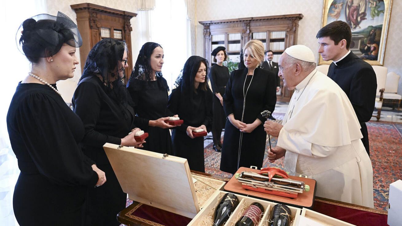 image:Image Papež František drží v ruce jednu ze tří železných růží, kterou mu věnovaly maminky jako symbol života svých dcer, jež tragicky zahynuly při dubnovém setkání mládeže ve Spišském Podhradí.