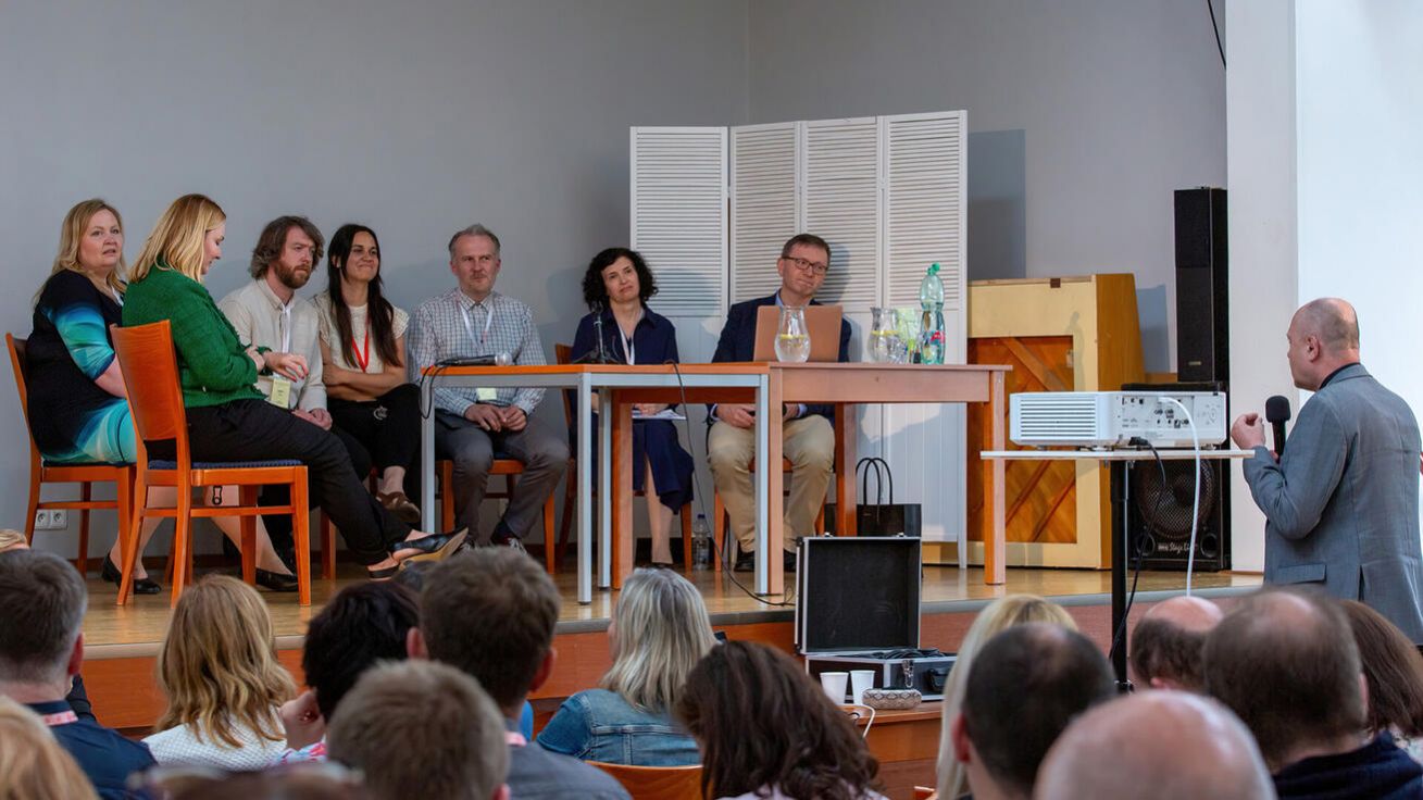 image:Image Na konferenci byl prostor i pro dotazy z publika.