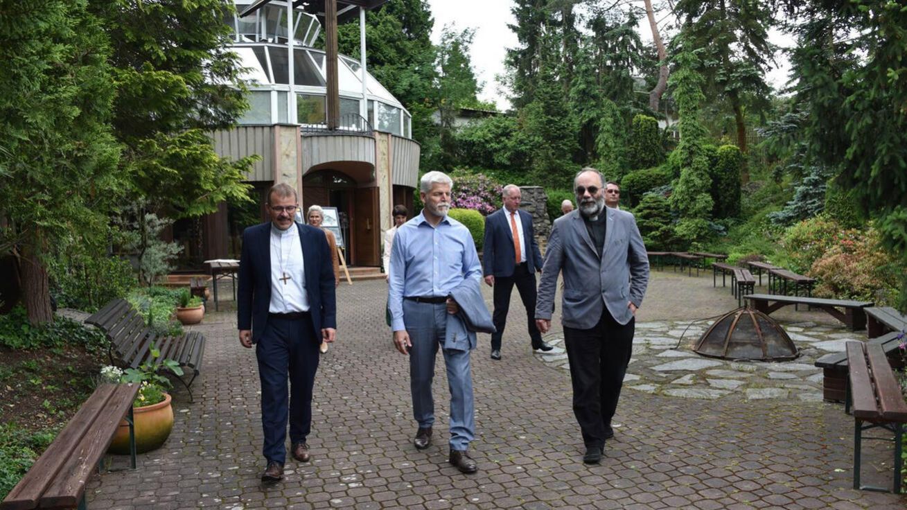 image:Image Prezident ČR Petr Pavel navštívil v pátek 31. května Meditační zahradu v Plzni, kde se setkal s biskupem Tomášem Holubem a generálním vikářem Petrem Hruškou, synem zakladatele tohoto Památníku obětem zla - meditační zahrady.