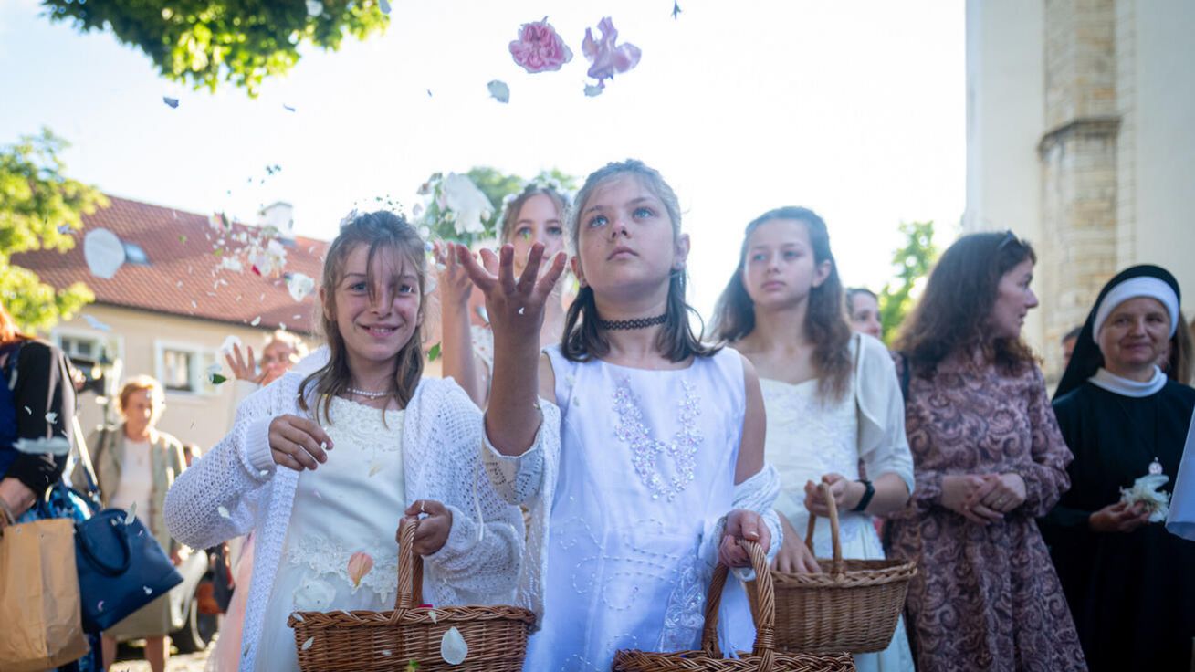 image:Image Družičky při procesí.