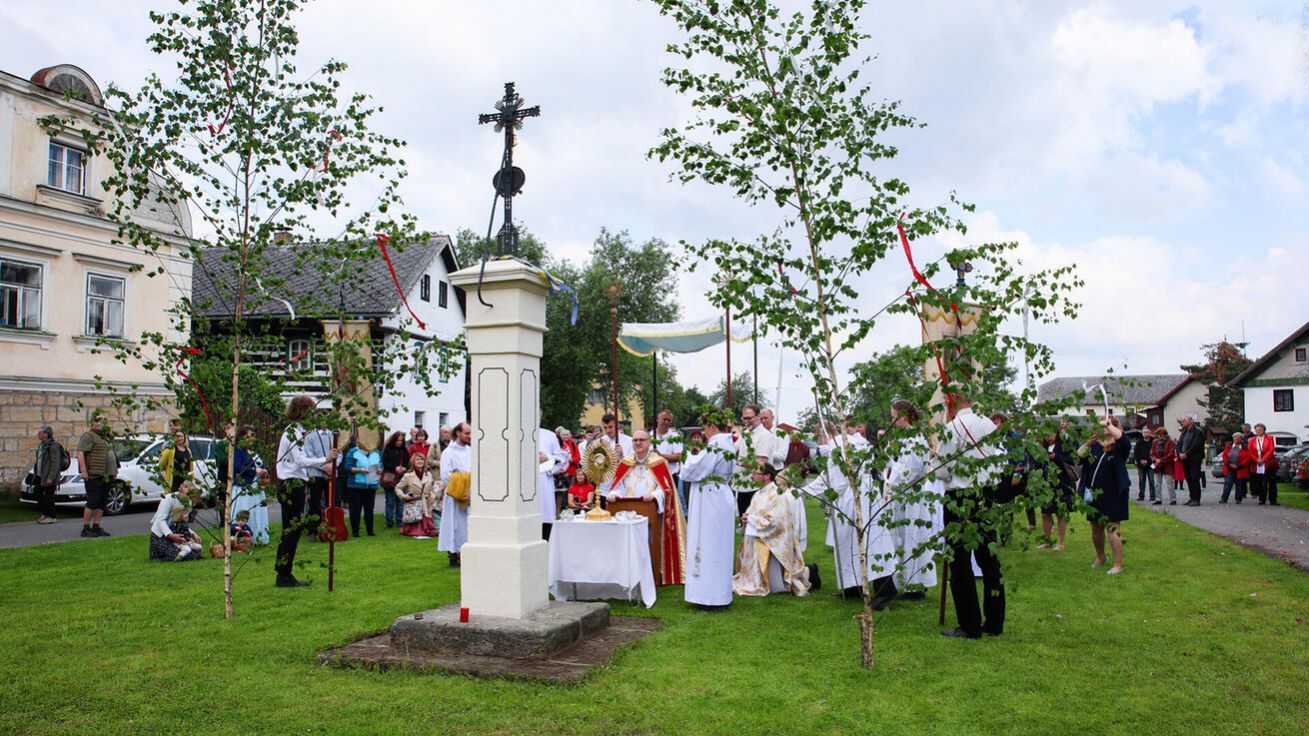 image:Image Slavnost Těla a krve Páně se ve Vísce u Březovic na Mladoboleslavsku tradičně slaví pod širým nebem na zahradě rodiny Adamů. Letos bohoslužbu vedl litoměřický biskup Stanislav Přibyl a koncelebroval P. Kamil Škoda.