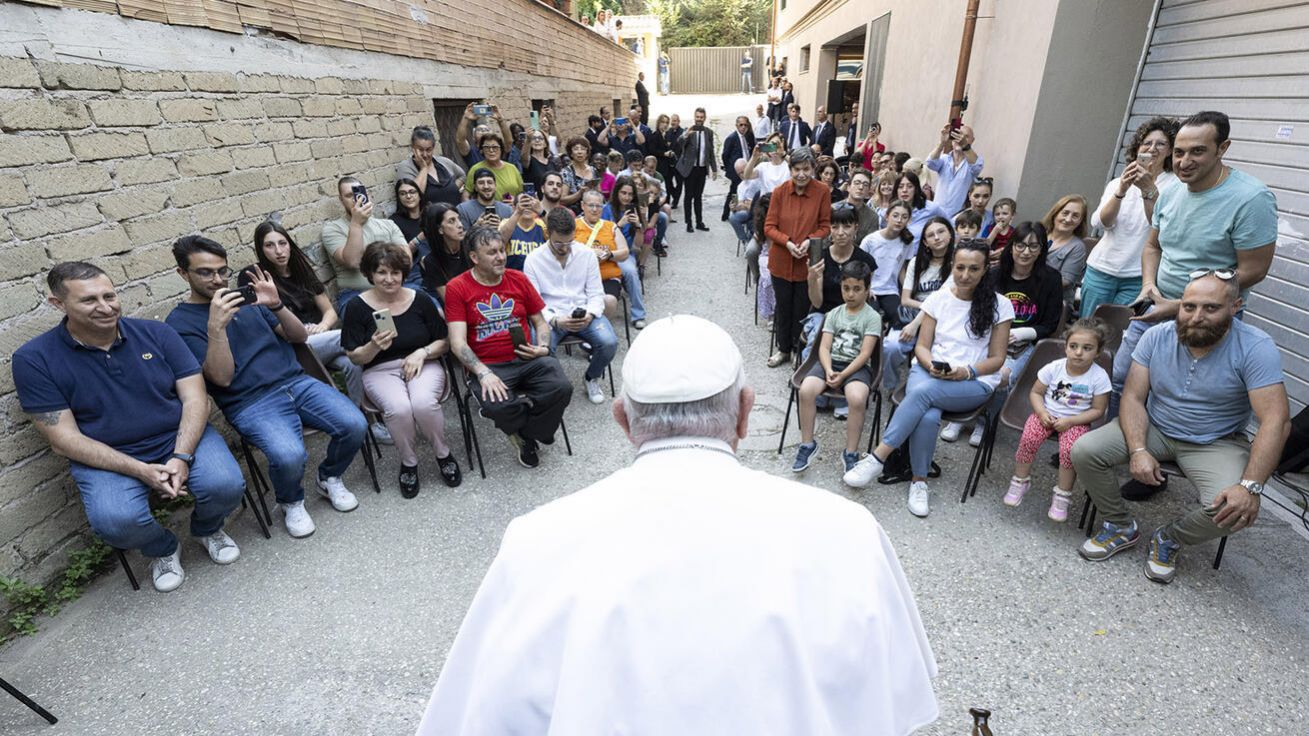 Papež ve dvoře činžovního domu strávil asi 45 minut s místními obyvateli. Povzbudil je, aby si naslouchali, aby se přijímali napříč generacemi a měli ochotu se stále smiřovat. S obyvateli periferie hovořil také o tom, jak je důležité budovat církev jako společenství. image:Image Papež ve dvoře činžovního domu strávil asi 45 minut s místními obyvateli. Povzbudil je, aby si naslouchali, aby se přijímali napříč generacemi a měli ochotu se stále smiřovat. S obyvateli periferie hovořil také o tom, jak je důležité budovat církev jako společenství.