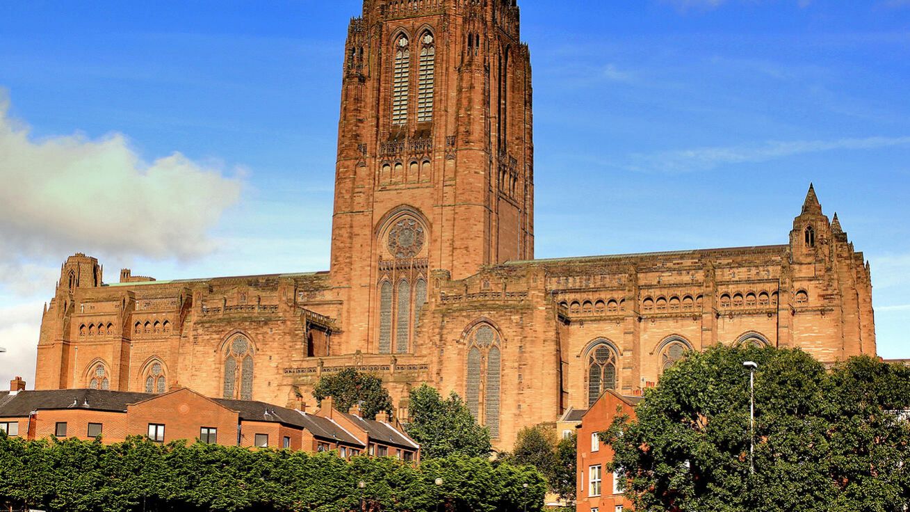 image:Image Majestátní dojem anglikánské katedrály ještě zvýrazňuje poloha na kopci. 