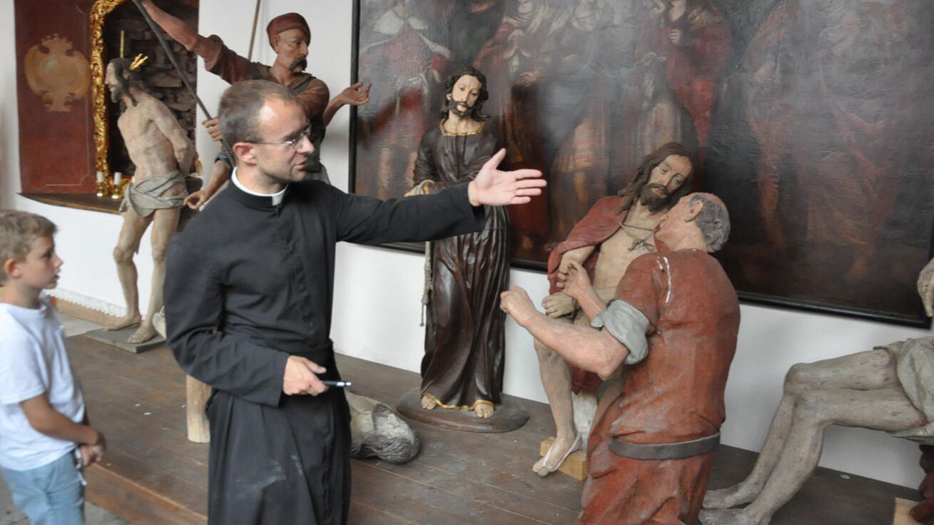 image:Image Římov přitáhl zvědavce zasvěceným výkladem faráře Jakuba Václava Zentnera.