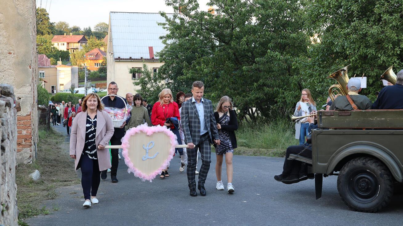 image:Image Ve Velkých Kuněticích v čele průvodu, který šel od polských hranic ke kostelu, nesli dva hlavní organizátoři Veronika Stehlíková a Stanislav Poskočil velké srdce, symbol letošní Noci kostelů.