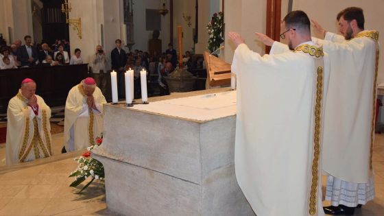 image:Image Na závěr obřadů kněžského svěcení přijali biskup Jan Vokál a biskup Josef Kajnek novokněžská požehnání.