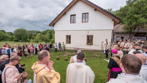 image:Image Kopřivničtí skauti po letech dobrovolnické práce dokončili přestavbu nevyužívané fary v Trnávce na Novojičínsku. Tu si za symbolickou částku pronajali od církve, protože jim scházel dům na víkendové akce a výpravy. Dokončené Skautské centrum požehnal v sobotu 25. května biskup Martin David. Dům je teď k dispozici i farnostem a dalším organizacím, které hledají místo pro tábory nebo jiné pobyty s dětmi a mladými lidmi.