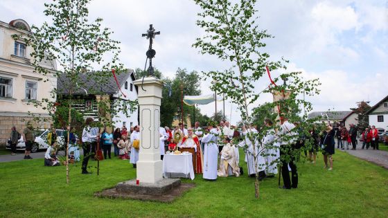 image:Image Slavnost Těla a krve Páně se ve Vísce u Březovic na Mladoboleslavsku tradičně slaví pod širým nebem na zahradě rodiny Adamů. Letos bohoslužbu vedl litoměřický biskup Stanislav Přibyl a koncelebroval P. Kamil Škoda.