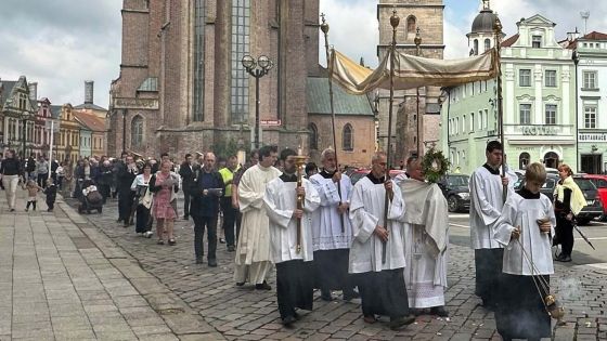 image:Image Tradiční průvod Božího těla. Nejsvětější svátost nesl v neděli 2. června po Velkém náměstí v Hradci Králové biskup Jan Vokál.