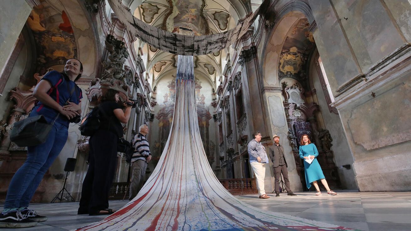 image:Image Monumentální svitek v kombinaci s nevšedním prostorem.
