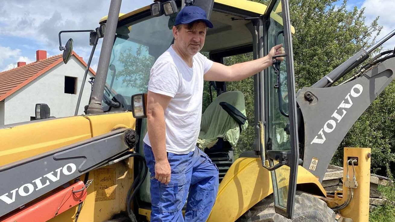 image:Image P. Tomáš Holcner si udělal strojnický průkaz na bagr.