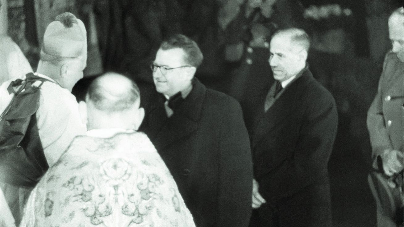 image:Image Předseda vlády Klement Gottwald blahopřeje právě vysvěcenému arcibiskupovi Josefu Beranovi (8. 12. 1946).