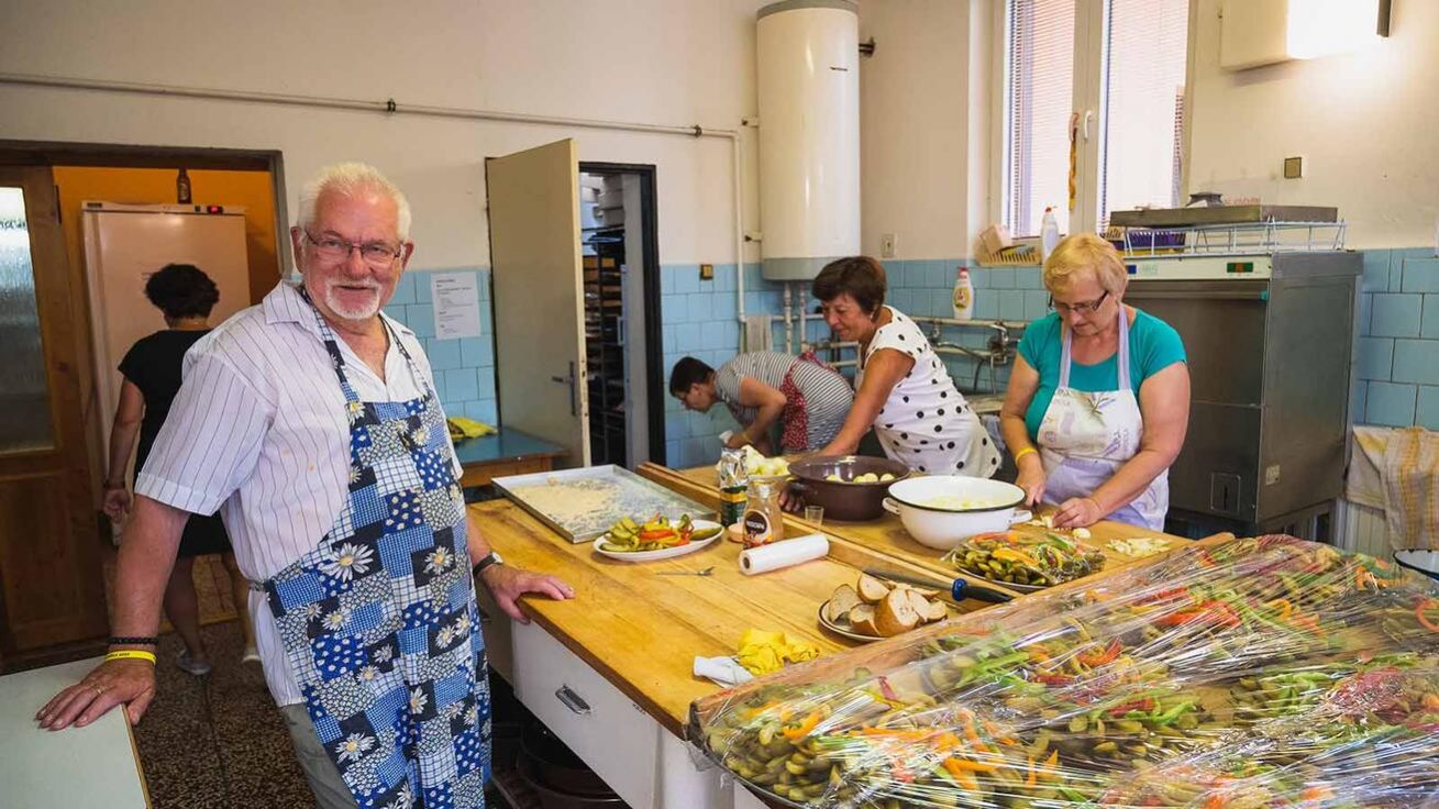 image:Image Augustin Vlk vaří pokaždé s jiným týmem dobrovolníků.