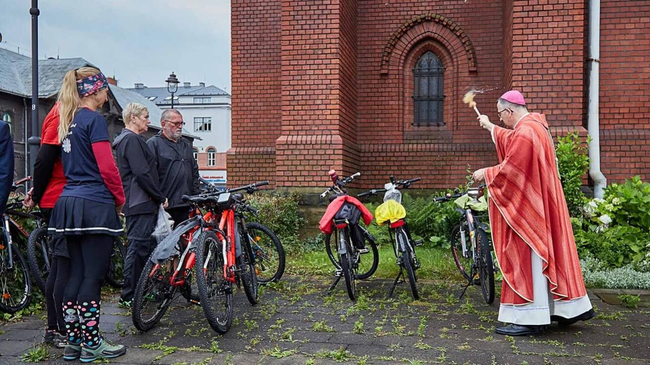 image:Image Bicykly po mši požehnal biskup Martin David.