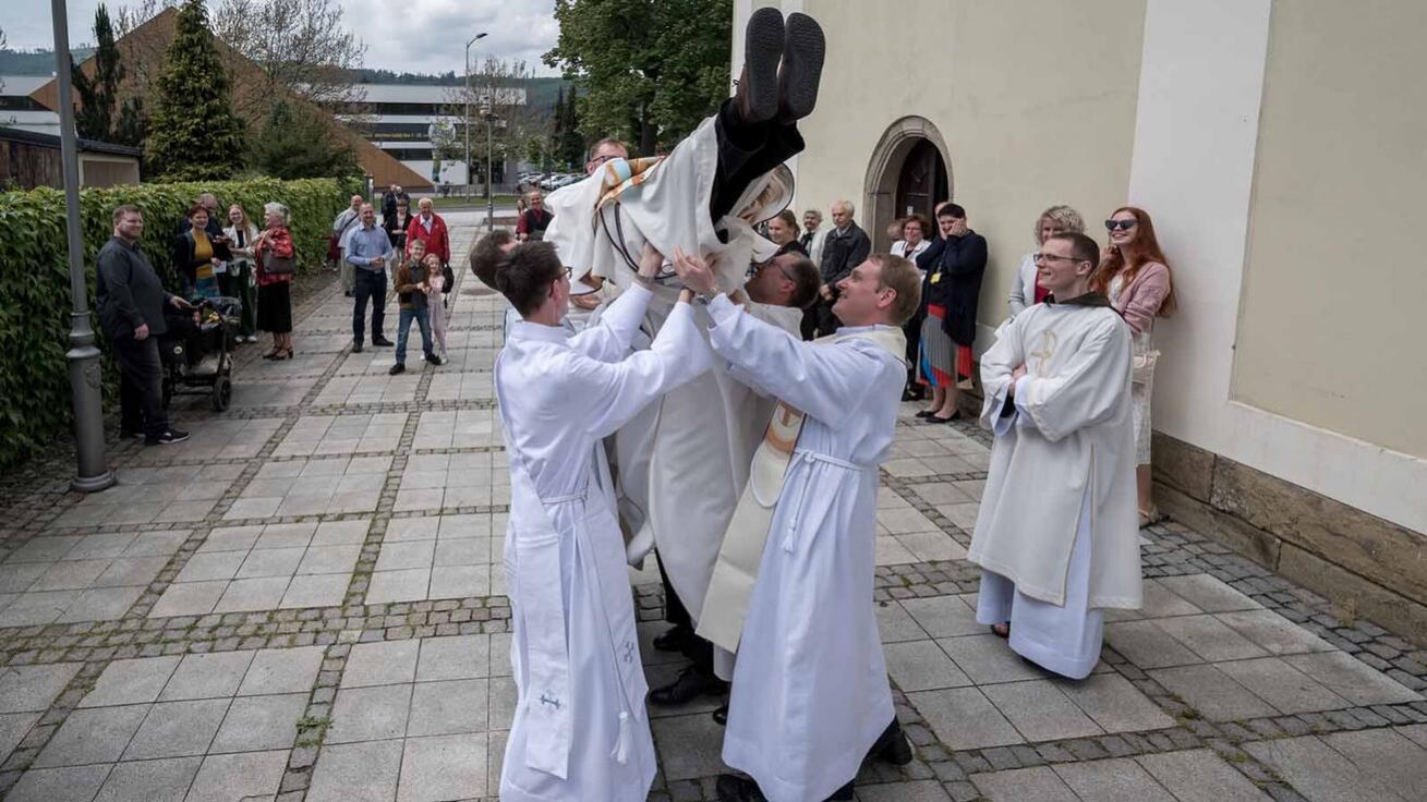image:Image P. Dominik Norbert Smeja dostal od rodné farnosti k primici mariánsky laděný ornát.