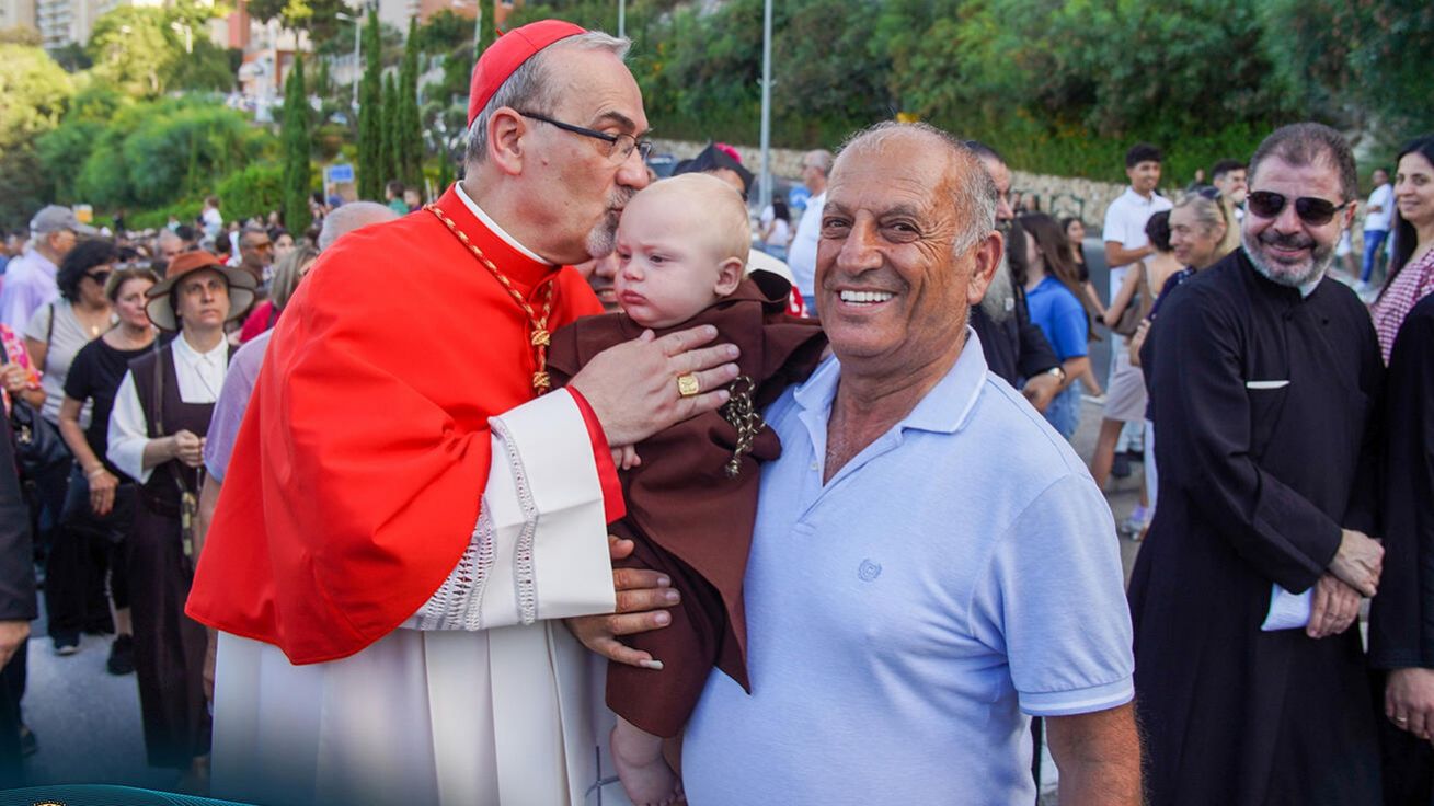 image:Image „Mír nenastane podpisem smlouvy. Musí si najít cestu k lidem,“ řekl na Meetingu Brno kardinál Pierbattista Pizzaballa. Na snímku s poutníky v mariánském procesí v izraelské Haifě.