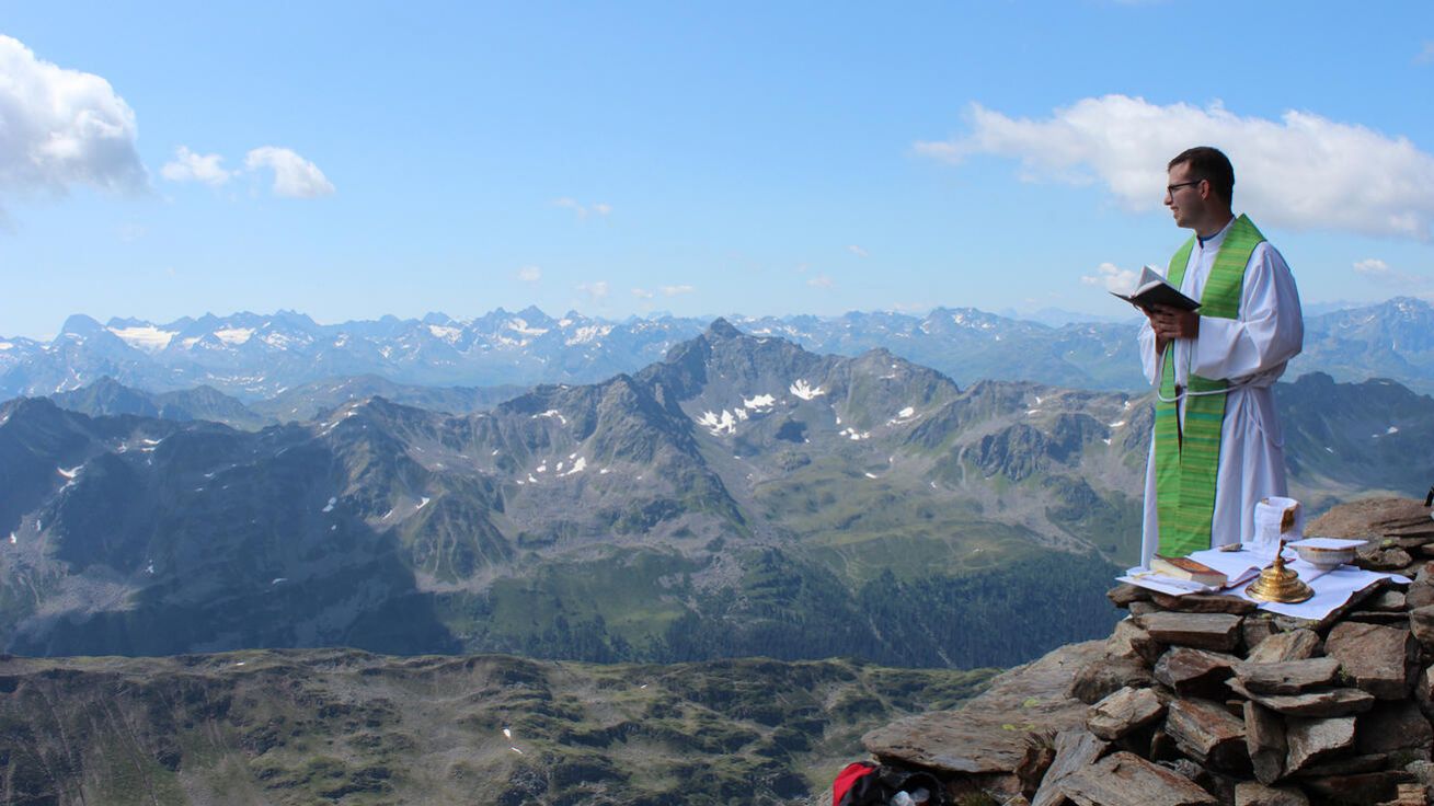 image:Image Při mši svaté na vrcholu hor není třeba dlouho kázat. Promlouvají samotné výhledy. Zde slaví P. Rinderer mši na Eisentälerspitze ve výšce 2 710 metrů.