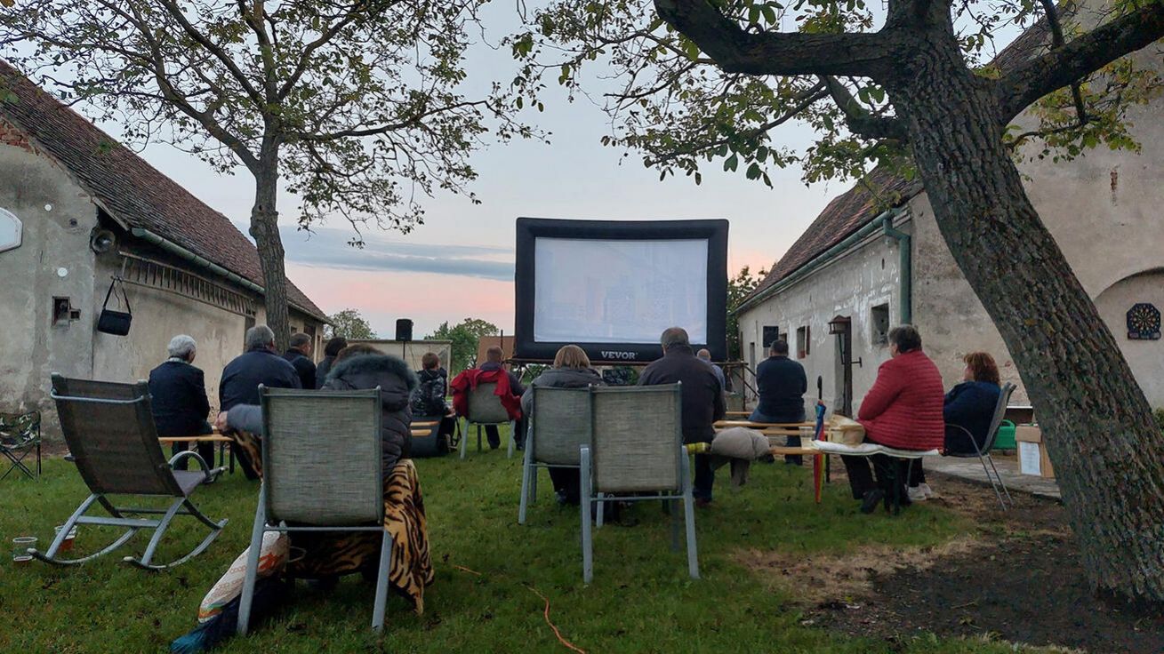 image:Image Filmový večer na farní zahradě v Běhařovicích.
