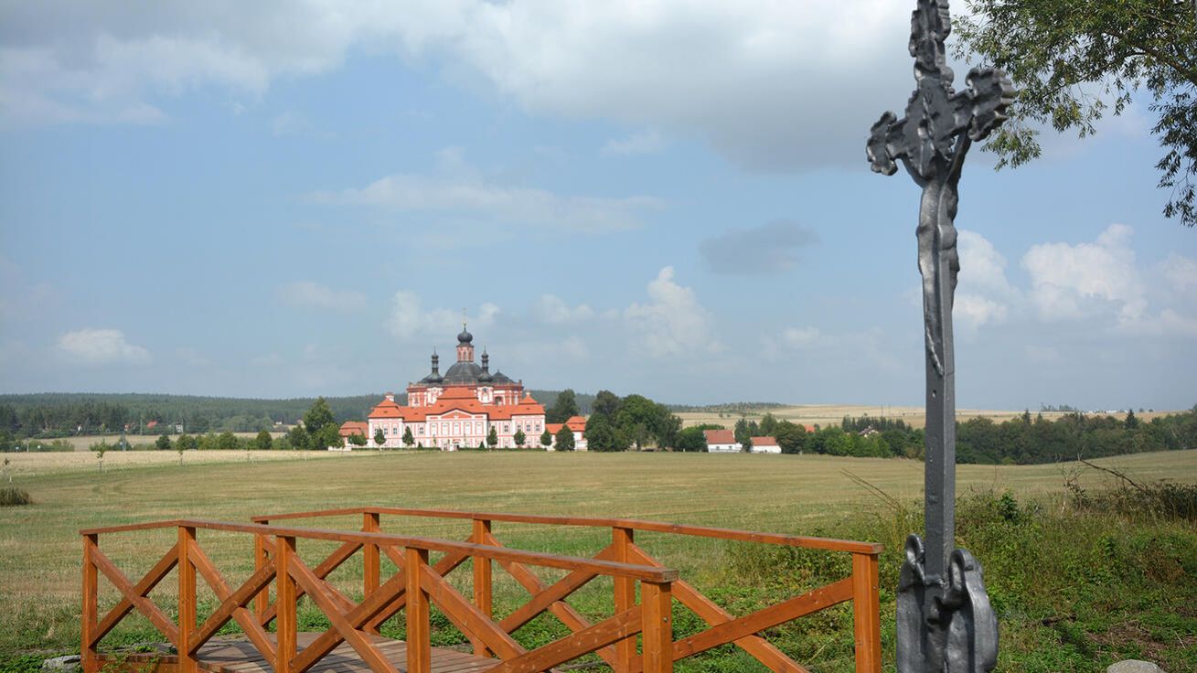 image:Image Pohled, jaký se otevře poutníkům do Mariánské Týnice na posledních desítkách kroků po obnovené Staré plaské cestě. 