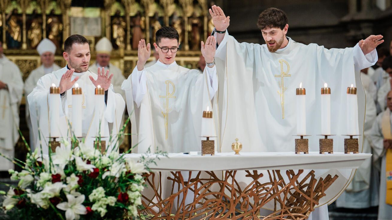 image:Image První společné novokněžské požehnání Lukáše Janouška (zprava), Daniela Martinka a Milana Pazdery.
