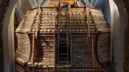 image:Image Opravili relikviář z lidských kostí