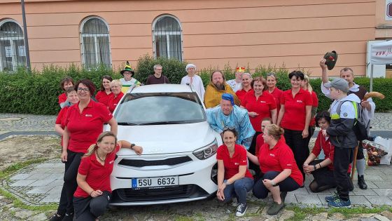 image:Image Pracovníci domácího hospice i ochotníci v pohádkových kostýmech mají radost z nového automobilu.