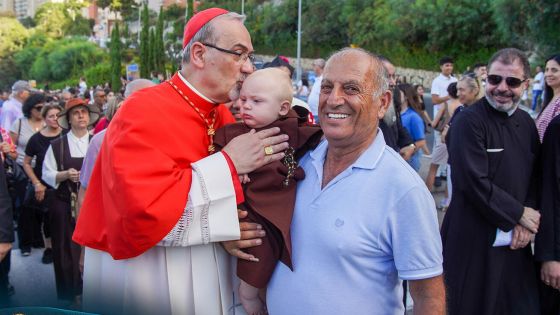 image:Image „Mír nenastane podpisem smlouvy. Musí si najít cestu k lidem,“ řekl na Meetingu Brno kardinál Pierbattista Pizzaballa. Na snímku s poutníky v mariánském procesí v izraelské Haifě.
