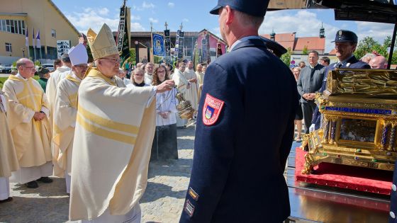 image:Image Čeští a němečtí poutníci si připomněli v kostele Narození Panny Marie v bavorském Neukirchen beim Heiligen Blut 1100. výročí od narození sv. Wolfganga.