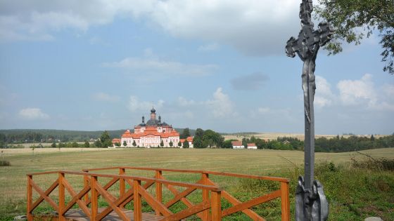 image:Image Pohled, jaký se otevře poutníkům do Mariánské Týnice na posledních desítkách kroků po obnovené Staré plaské cestě. 