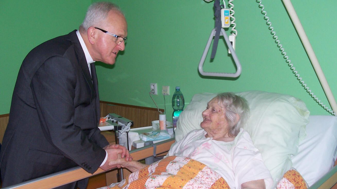 image:Image Biskup Jan Baxant při návštěvě klientů hospice.
