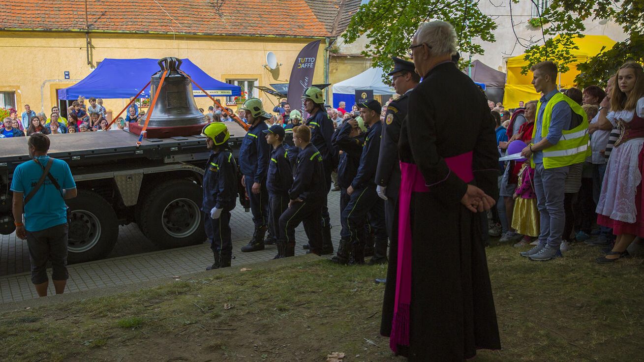 Příjezd nového zvonu do Města Touškova se těšil obrovskému zájmu přihlížejících. image:Image Příjezd nového zvonu do Města Touškova se těšil obrovskému zájmu přihlížejících.