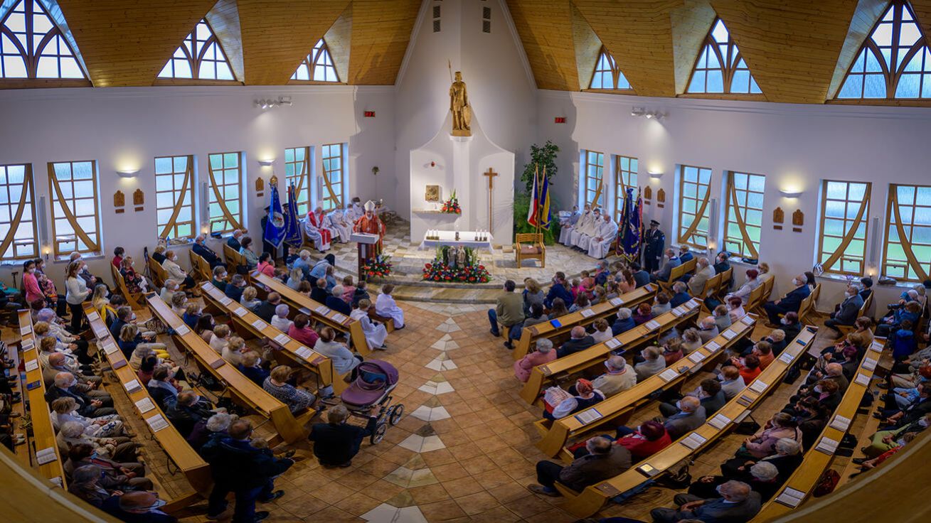 image:Image Biskup Martin David slavil mši svatou k 20. výročí posvěcení kostela sv. Václava ve Václavovicích.