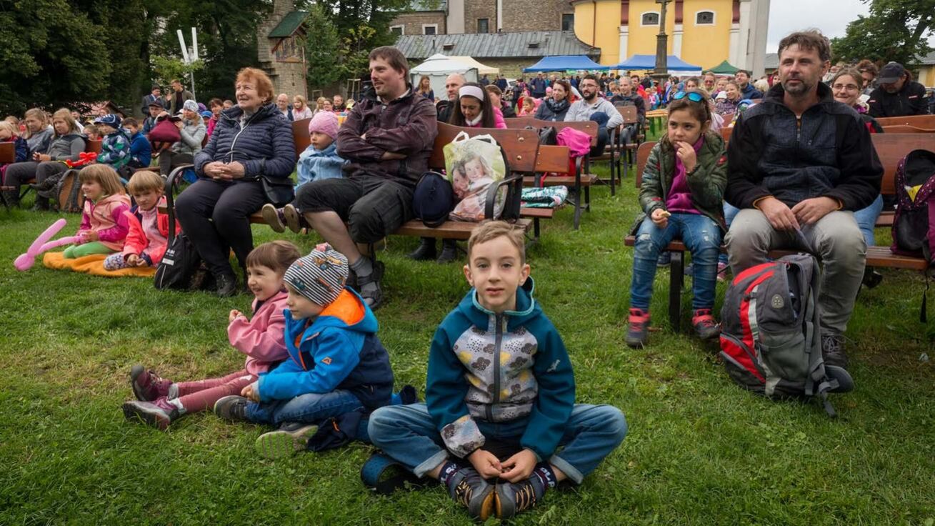 Papež František nepoužívá termín „tradiční rodina“. Důležitější pro něj je hledat cesty, aby křesťanské rodiny ztělesňovaly krásný model, ve kterém je radost žít. image:Image Papež František nepoužívá termín „tradiční rodina“. Důležitější pro něj je hledat cesty, aby křesťanské rodiny ztělesňovaly krásný model, ve kterém je radost žít.