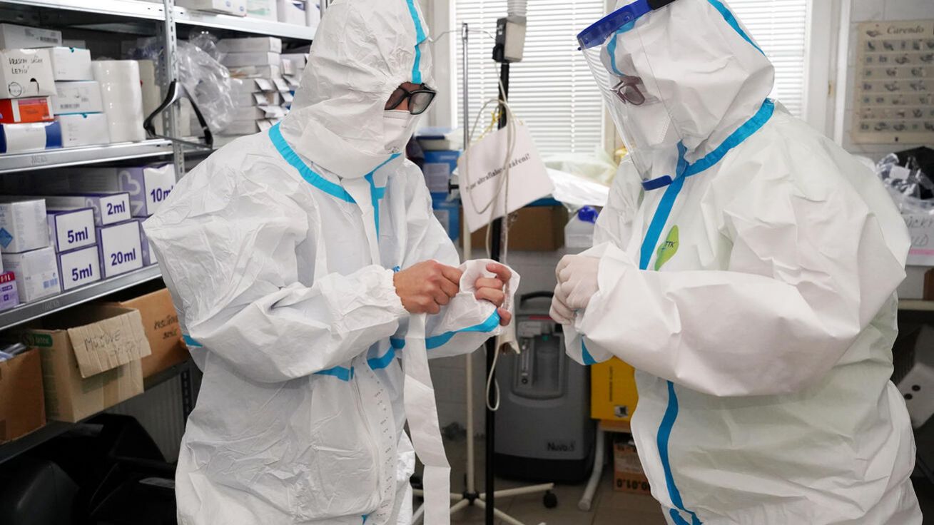 image:Image Ochranné obleky se staly nedílnou součástí práce.